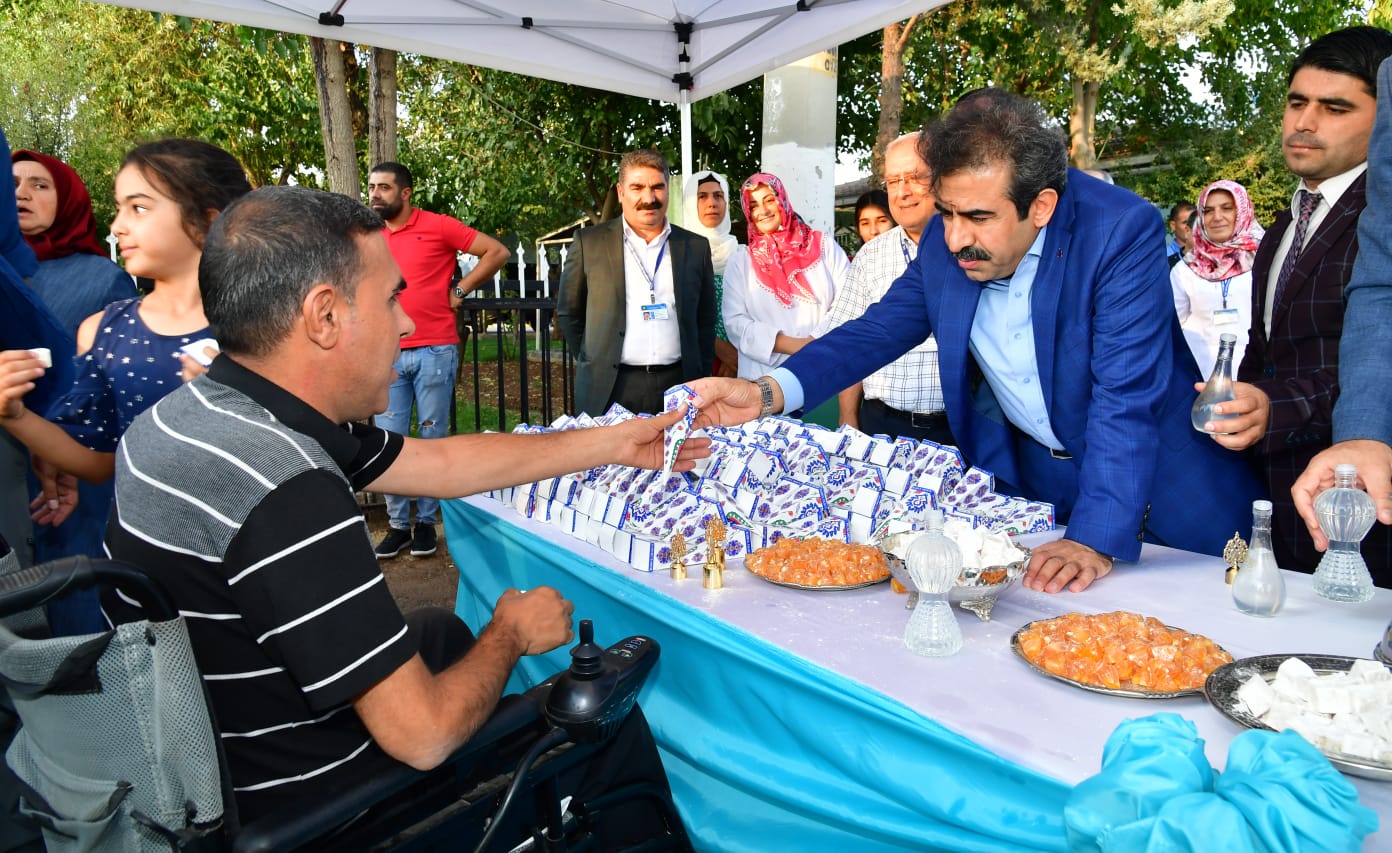 Vali Güzeloğlu mezarlıkta gül suyu ve lokum dağıttı