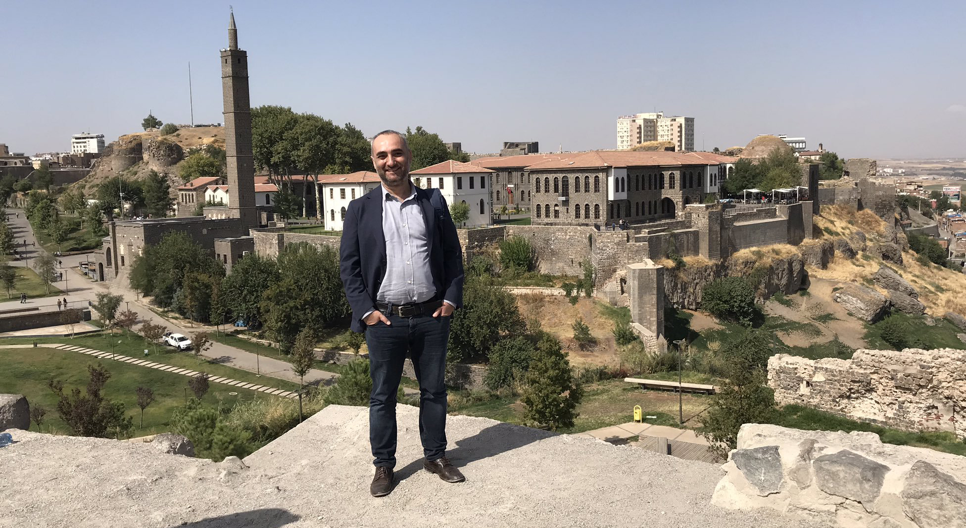 Gazeteci Saymaz önce Diyarbakır ciğeri yedi sonra Surlara çıktı!