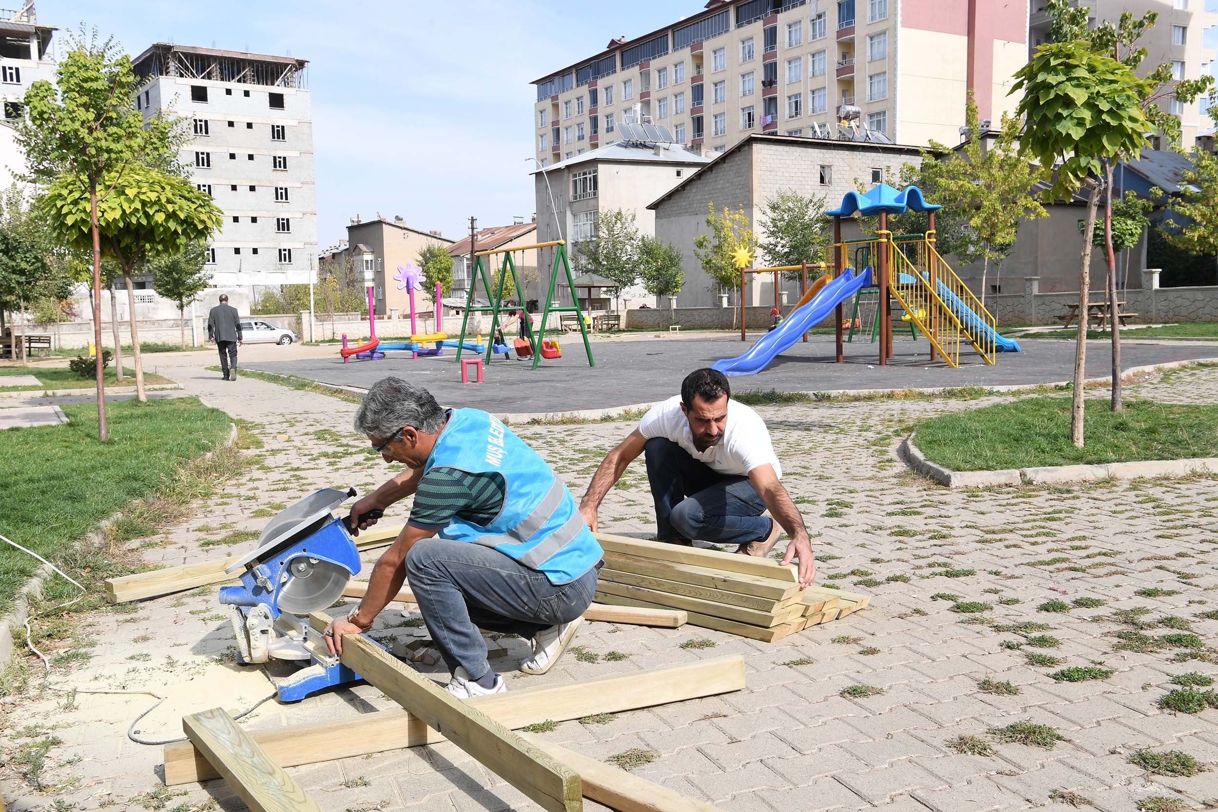 Muş’ta tahrip olan parkların bakımını sürdürüyor