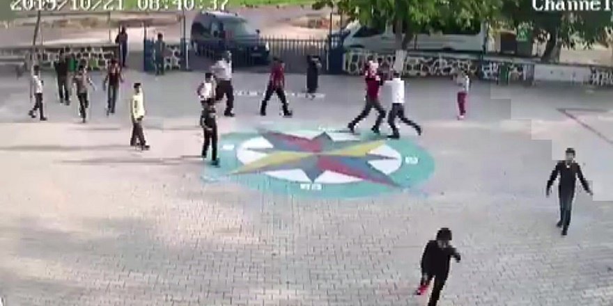 VİDEO - Öğrencilerin gözü önünde öğretmene veli dayağı