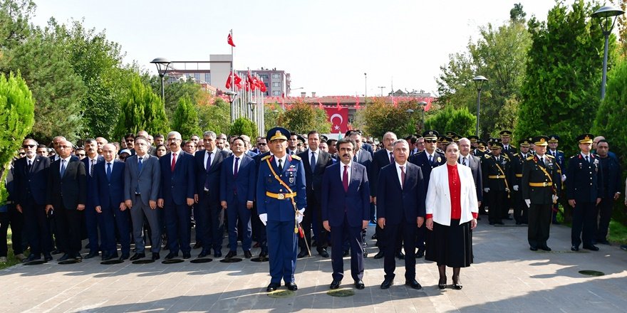 Cumhuriyetin 96. yıl dönümü çelengi