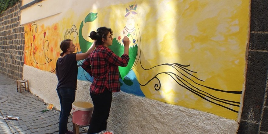 Tarihi Sur sokaklarına kadın ressamların eli değdi