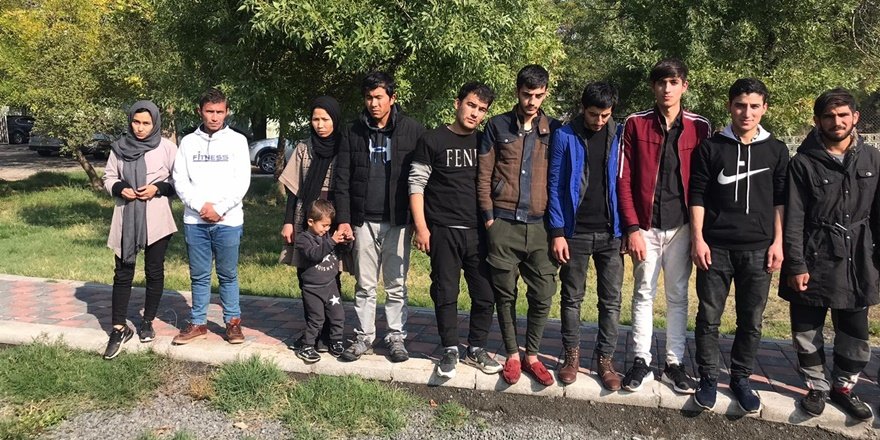 VİDEO - Jandarmayı gören sürücü 20 mülteciyi bırakıp kaçtı