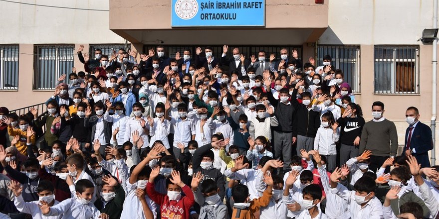 Minikler lösemili arkadaşları için maske taktı