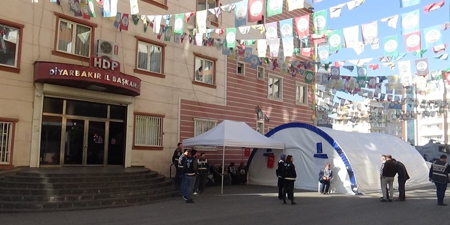 HDP önündeki ailelerin oturma eyleminde 65'inci gün