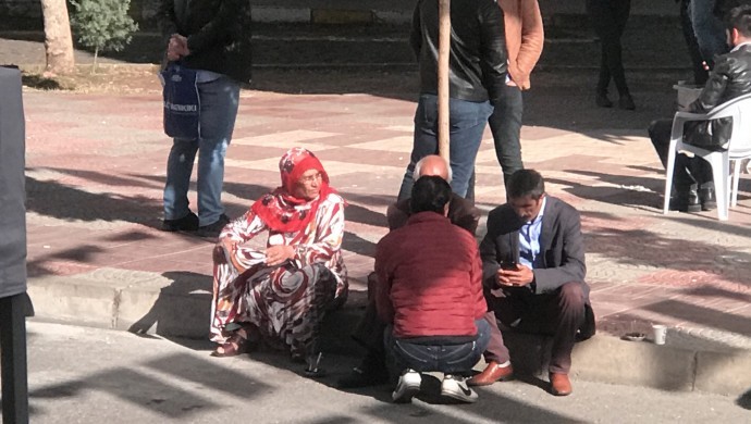 HDP önünde eylem yapan aileler tartıştı, bir kişi uzaklaştırıldı