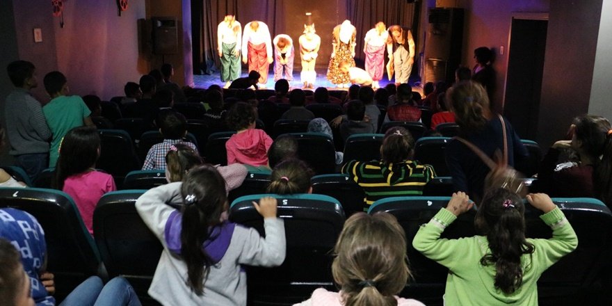 Sur Belediyesinden köy çocuklarına tiyatro etkinliği