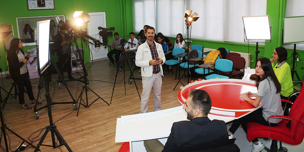 Diyarbakır’daki bu okul geleceğin televizyoncularını yetiştiriyor