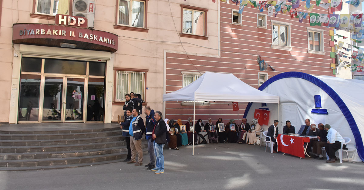 HDP önündeki ailelerin evlat nöbeti 69'uncu günde