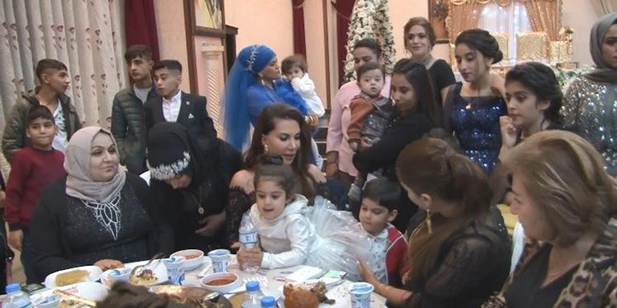 VİDEO - Ebru Yaşar halaya çıktı, dolarlar havada uçuştu