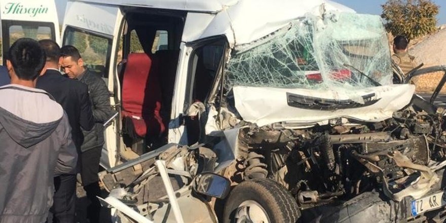Mardin’de öğrenci servisine tır çarptı: Ağır yaralılar var