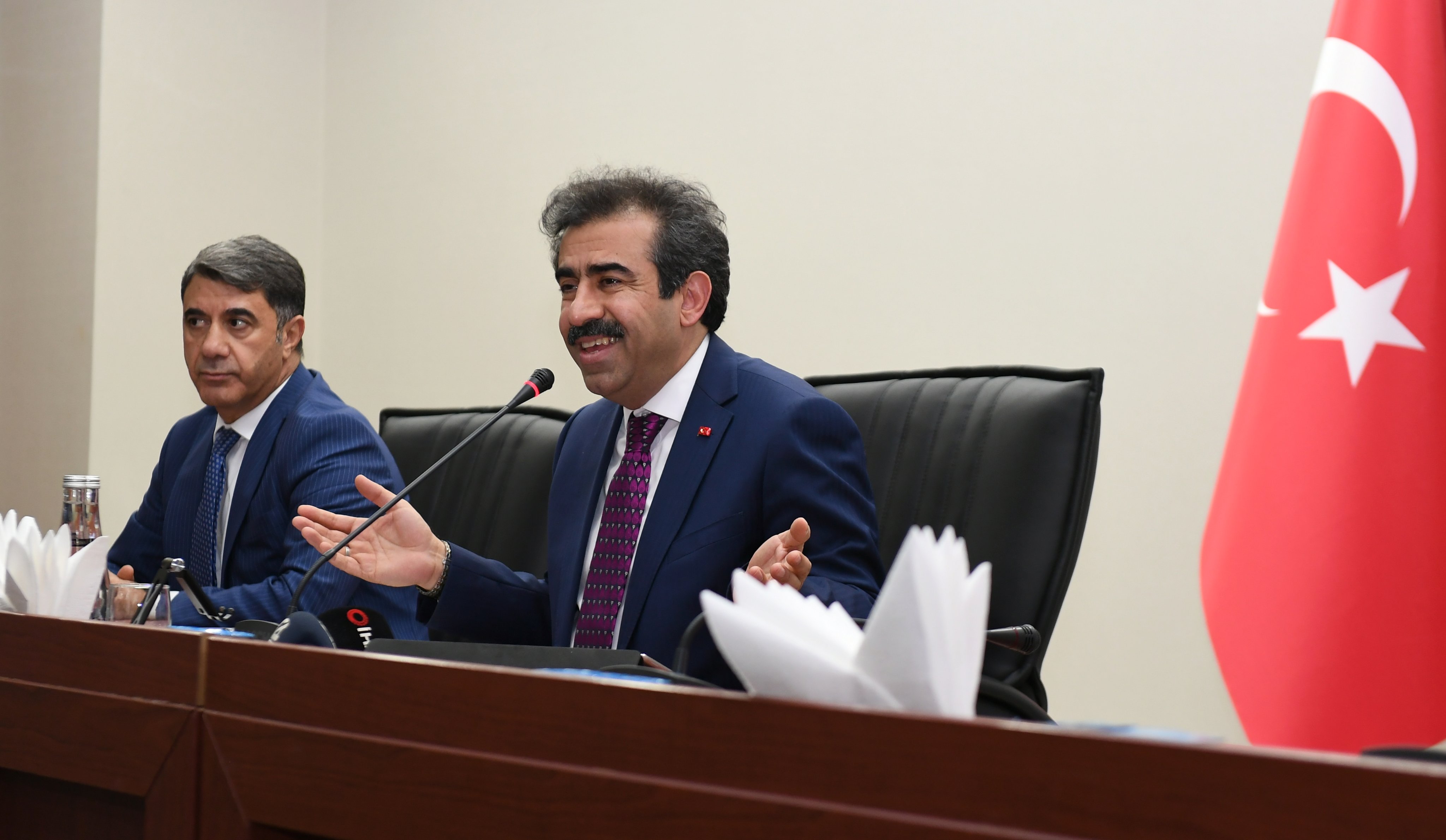 Vali Güzeloğlu: Bu kentin genci iş aş ve huzur istemekte