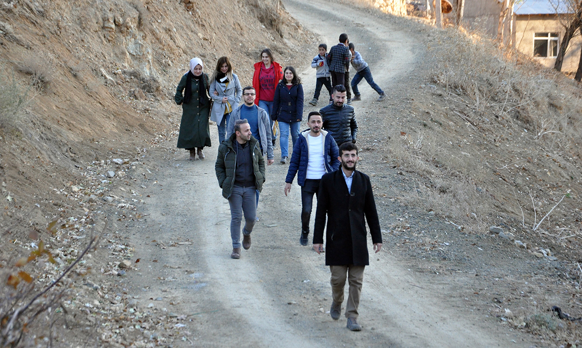 Velileri ziyaret etmek için 15 kilometre yürüyorlar