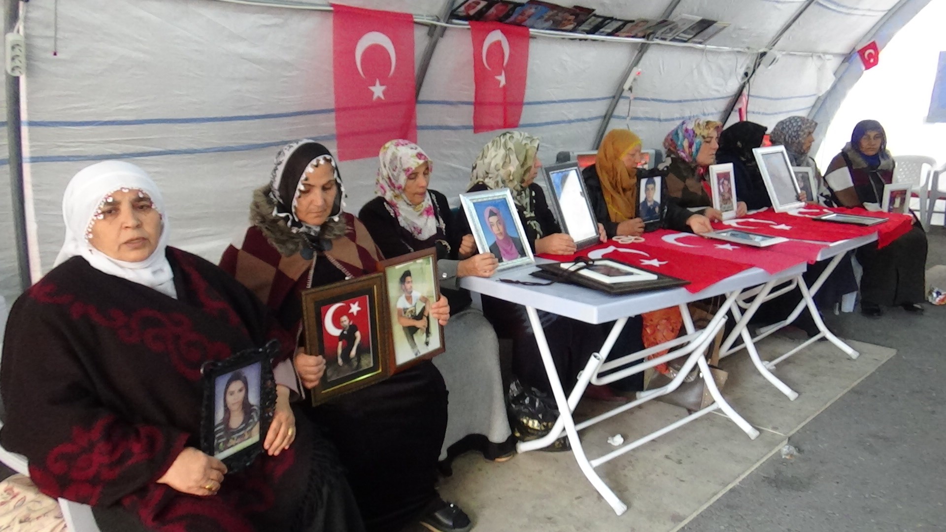 Ailelerin oturma eylemi sürüyor