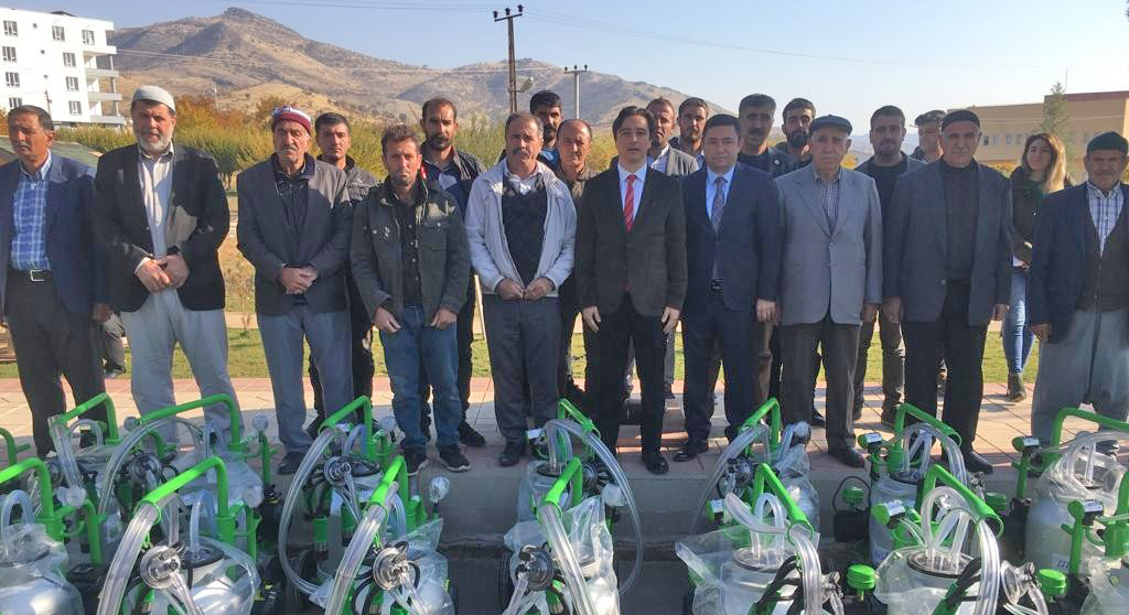 Hazro’da çiftçilere 29 adet süt sağım makinesi dağıtıldı