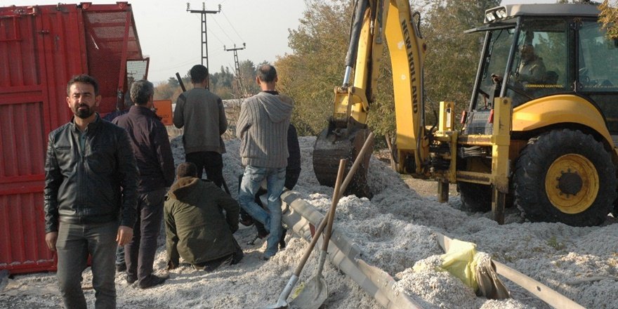 Çınar'da çiğit yüklü kamyon devrildi