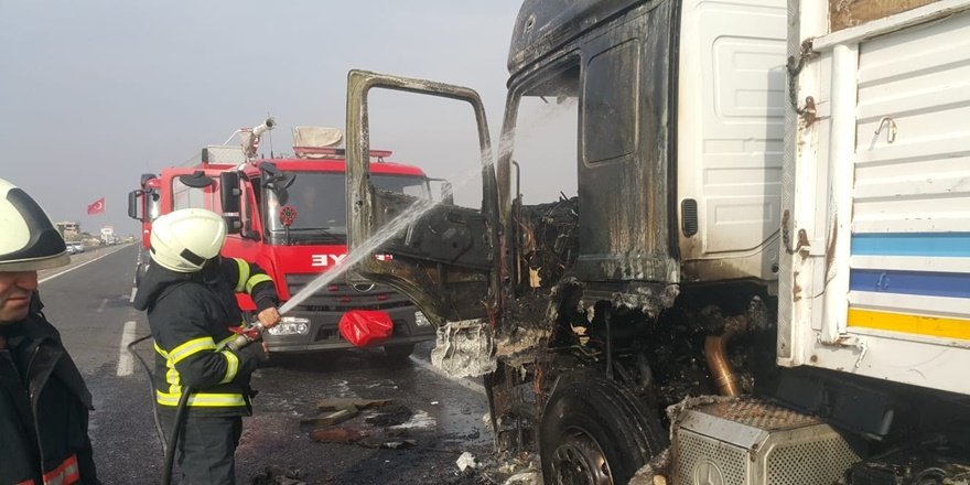 Seyir halindeki tır alev aldı