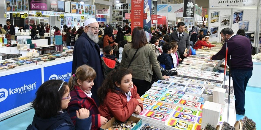 Minikler kitap almaya kumbaralarıyla geldi