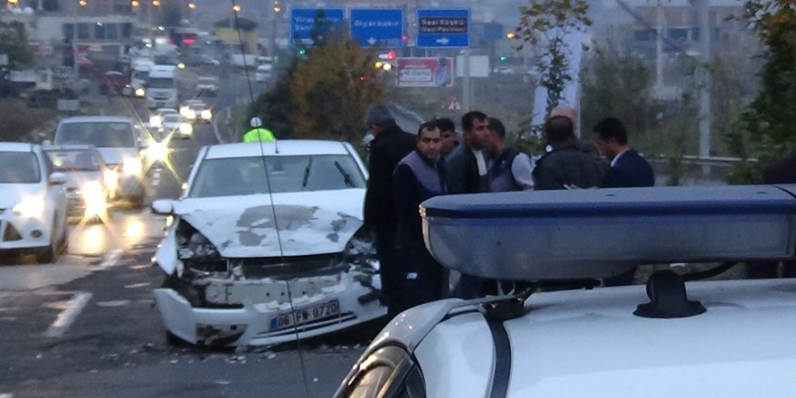 VİDEO - Diyarbakır'da zincirleme trafik kazası: 4 yaralı