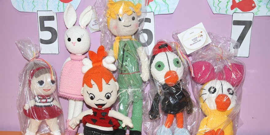 İnternetten öğrendiği örgü bebeklerle geçimini sağlıyor