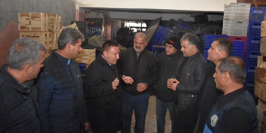 Beyoğlu, patlama meydana gelen sebze ve meyve halini inceledi