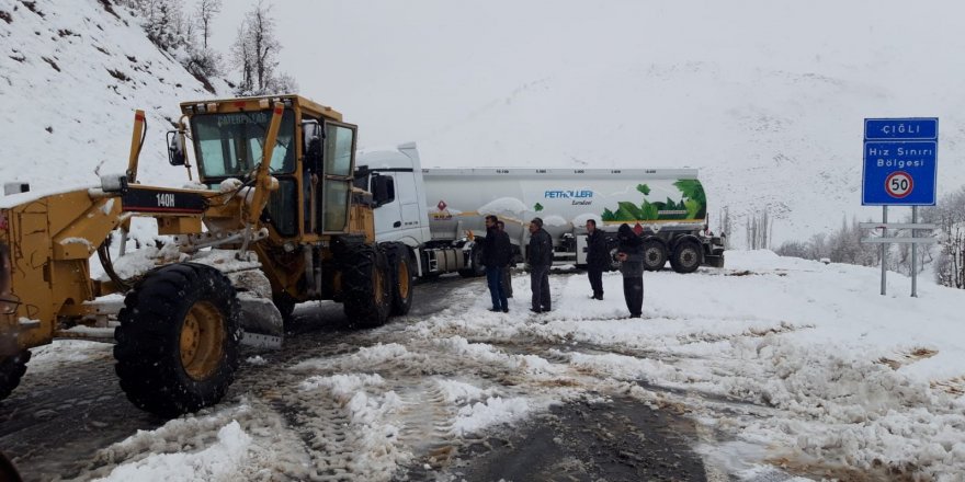 Şırnak ve Hakkâri’de kar yağdı araçlar yolda mahsur kaldı