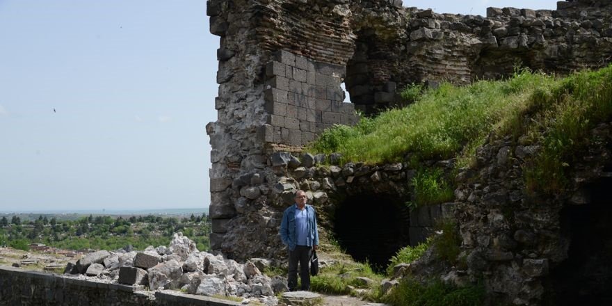 Surlar yıkılıyor, taşları satılıyor