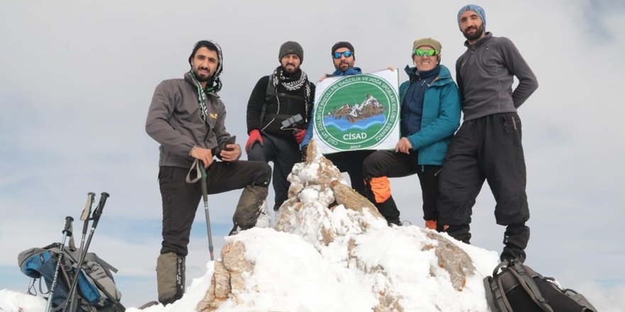 Cisad Dağı’nın zirvesine tırmanış