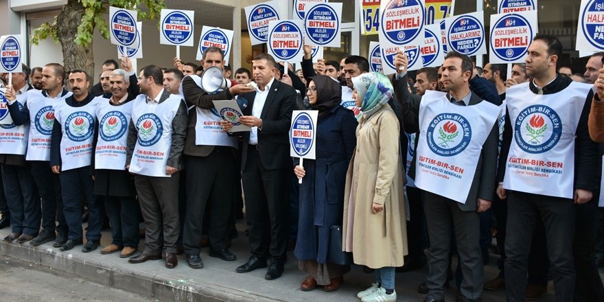 Diyarbakır'da sözleşmeli öğretmenler kadro talep etti