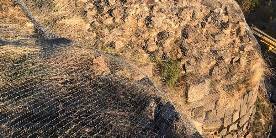 Amida Höyük’te çelik ağlarla güvenlik önlemi