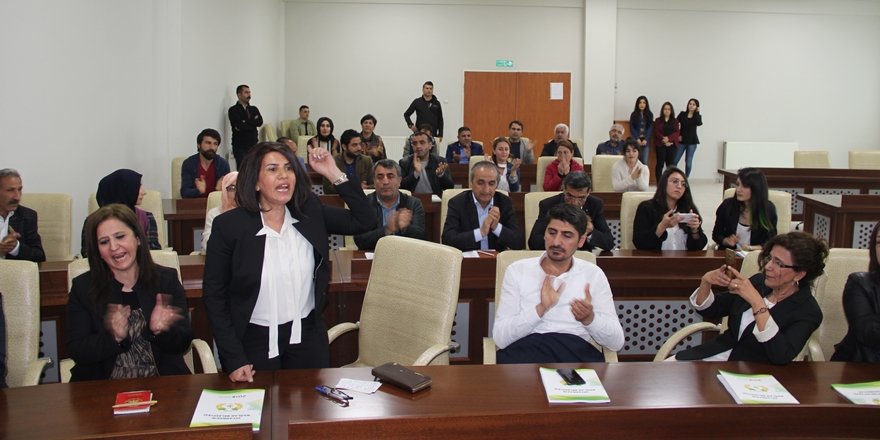 Bağlar Belediyesi’nde Meclis üyeleri üçer beşer uzaklaştırılyor