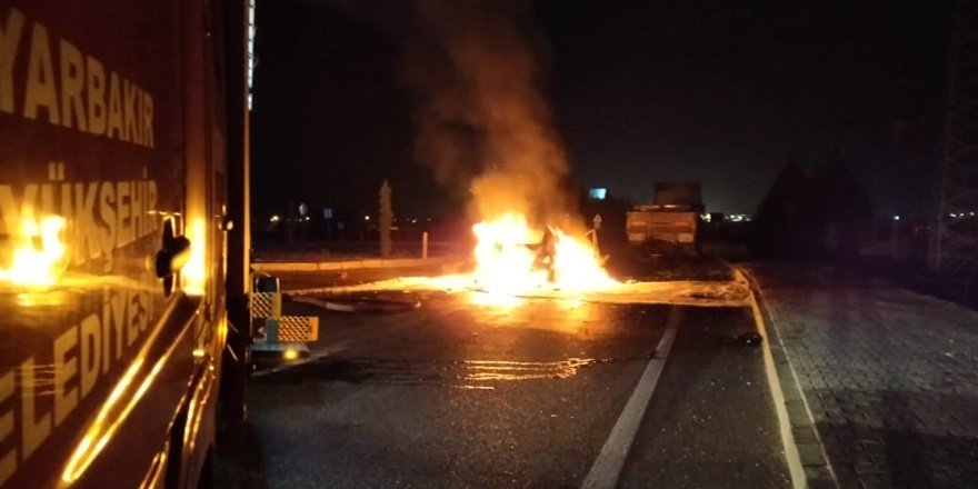 Tıra çarpan otomobil alev topuna döndü
