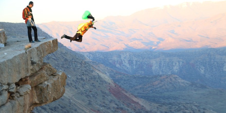 Botan Vadisi'nden aşağıya serbest atlayış
