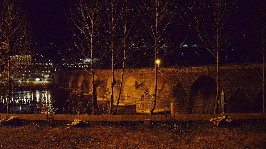 Dicle Nehri’ne atlayan kadını garson kurtardı