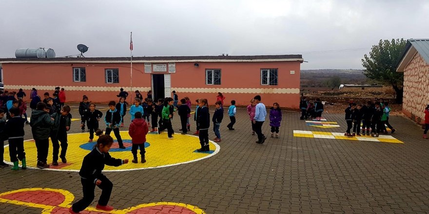 Köy öğretmenlerinden örnek davranış