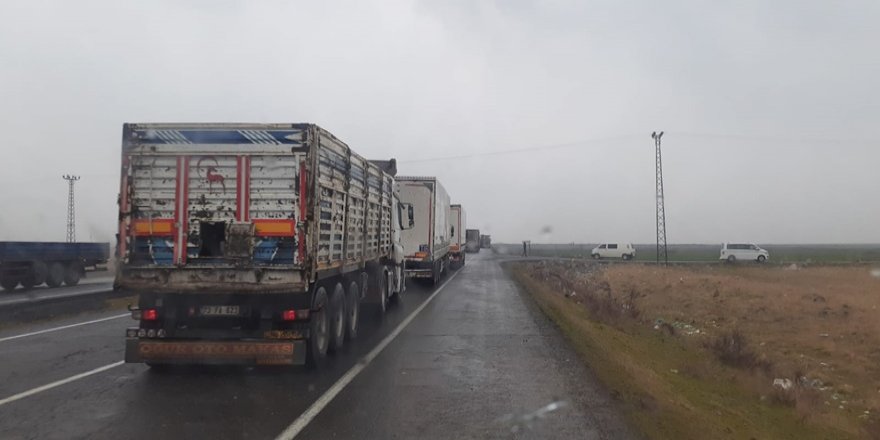 Sağanak yağış tır devirdi