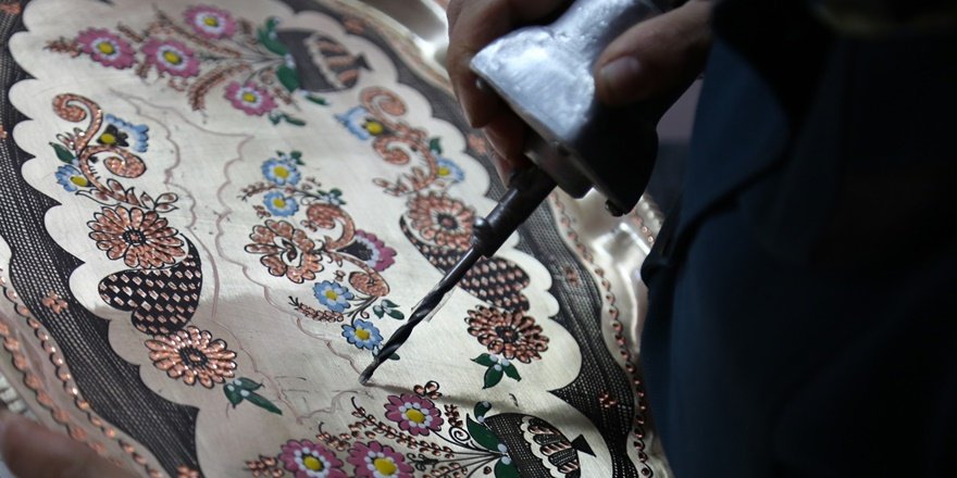 Tuncelili kadınlar bakırı sanat eserine dönüştürüyor