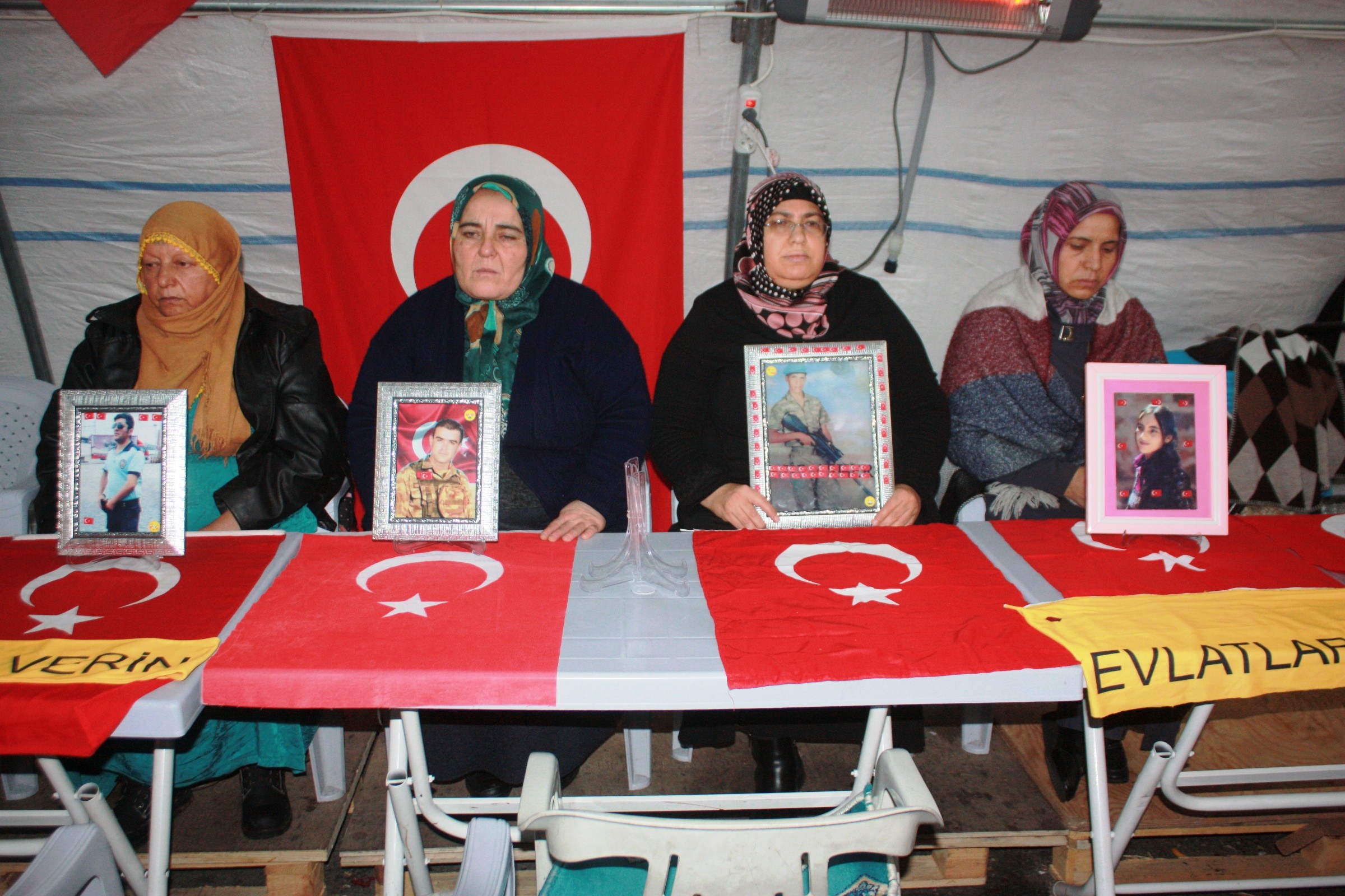 Diyarbakır'da oturma eylemi yapan annelerin evlat nöbeti devam ediyor