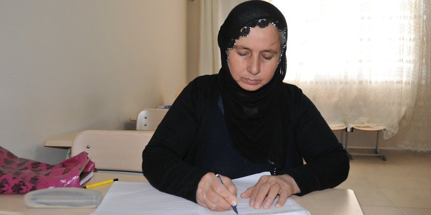 Mardin’de "Alzaymır" hastalığıyla mücadele için okuma yazma öğrenen kadın
