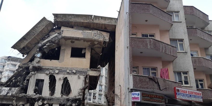 Siirt’teki bina yıkımında faciaya ramak kaldı