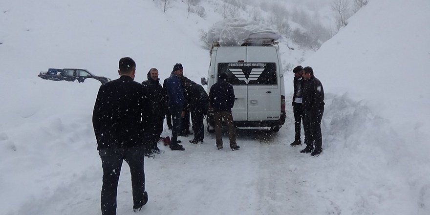 Muş’ta kar ve tipide mahsur kalan 20 kişi kurtarıldı