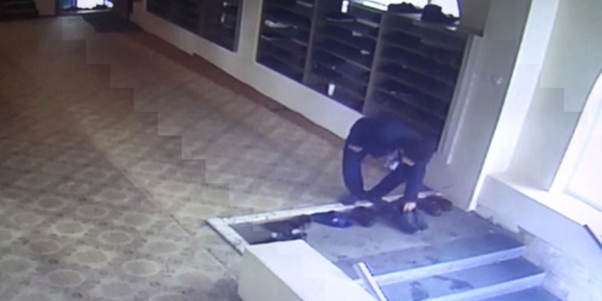 Şanlıurfa'da camiden ayakkabı hırsızlığı kameraya yansıdı