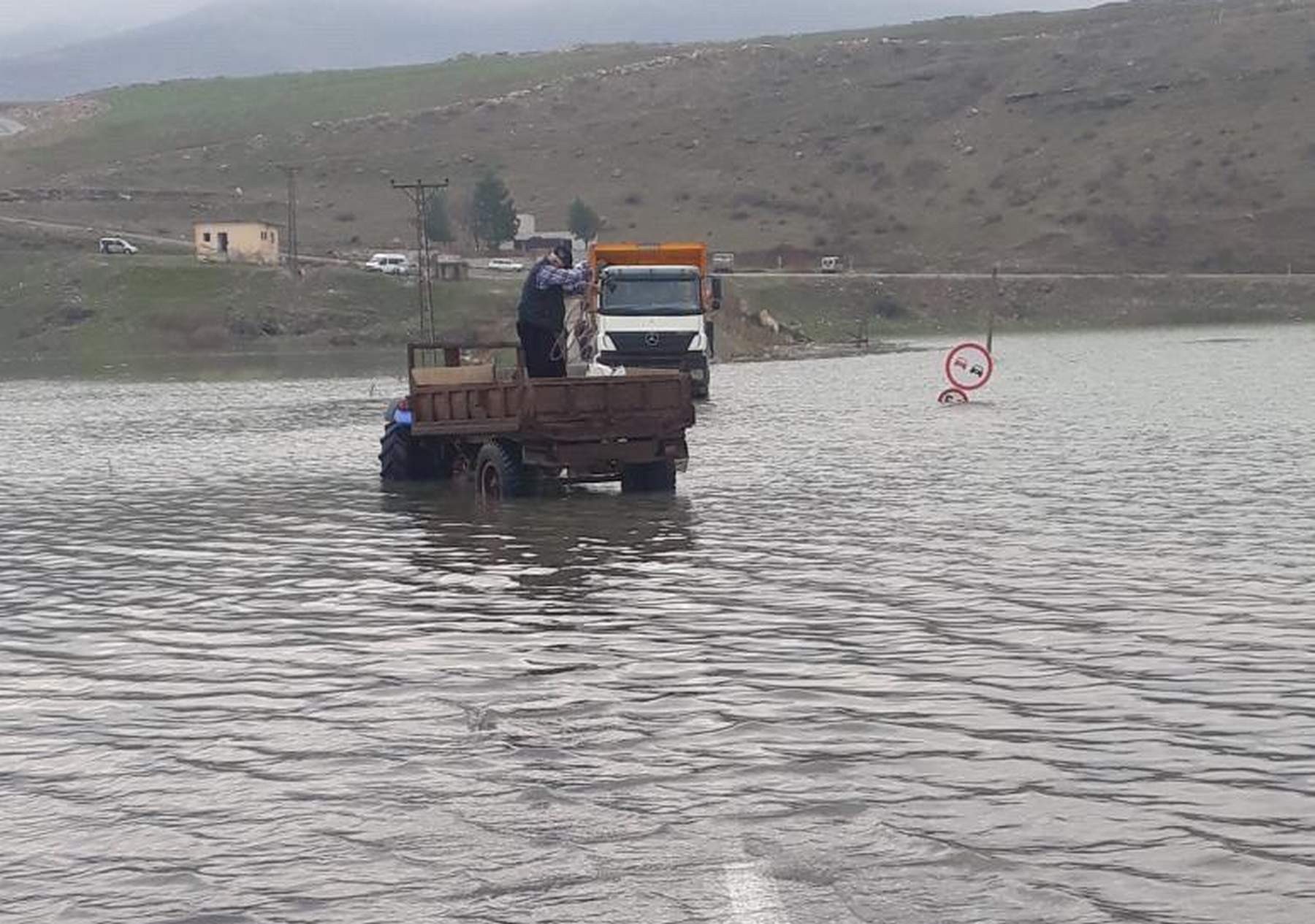 Siirt'te baraj suyu yükseldi, 1 kişi suda mahsur kaldı