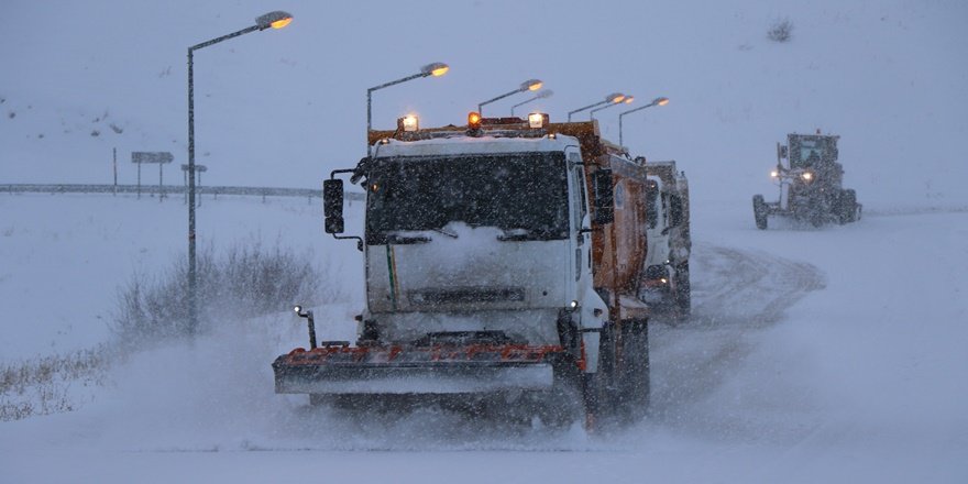 Erzincan’da kar ve tipiden 82 köy yolu ile bağlantı kesildi