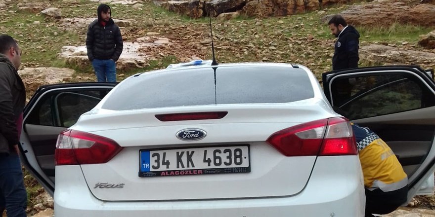 Mardin'de araçta sıkışan sürücüye itfaiye yetişti