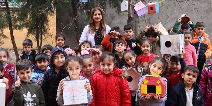 Diyarbakır'da öğrenciler kuşlar için atıklardan yuva yaptı