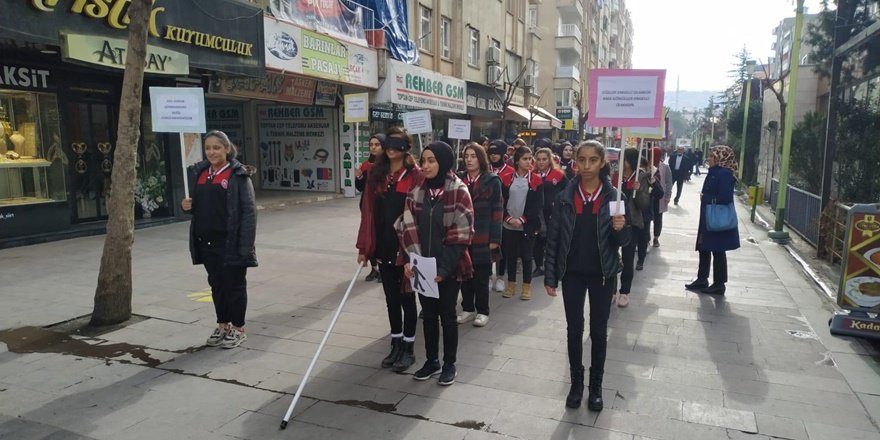 Siirtli öğrenciler görme engelliler için gözlerini kapadı