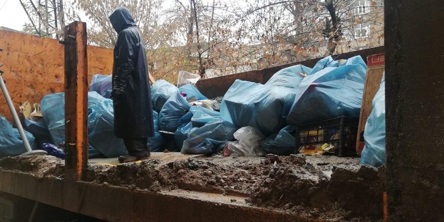 Kömürlükten bir kamyon çöp çıktı