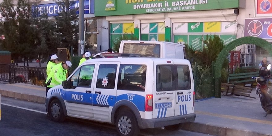 VİDEO - Diyarbakır’da feci kaza: Minibüs önce yayaya, ardından kurs yerine çarptı