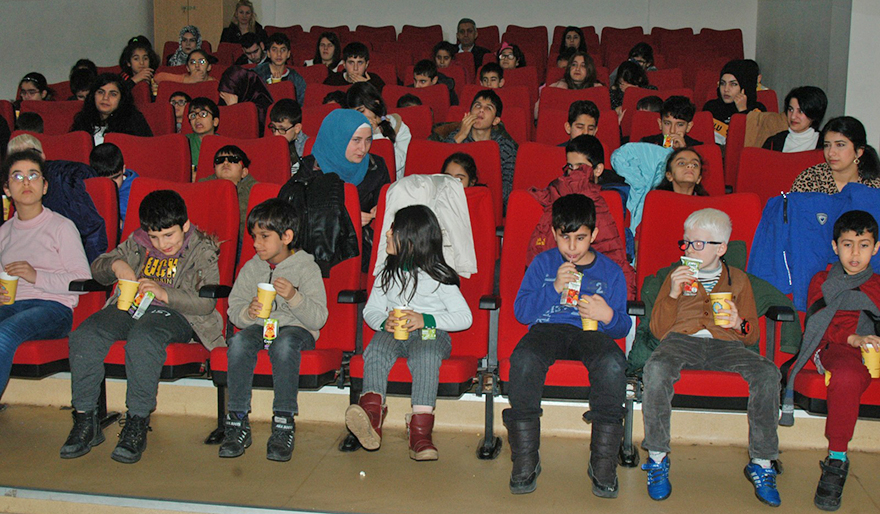 Büyükşehir Belediyesi’nden görme engelli öğrencilere sesli film etkinliği